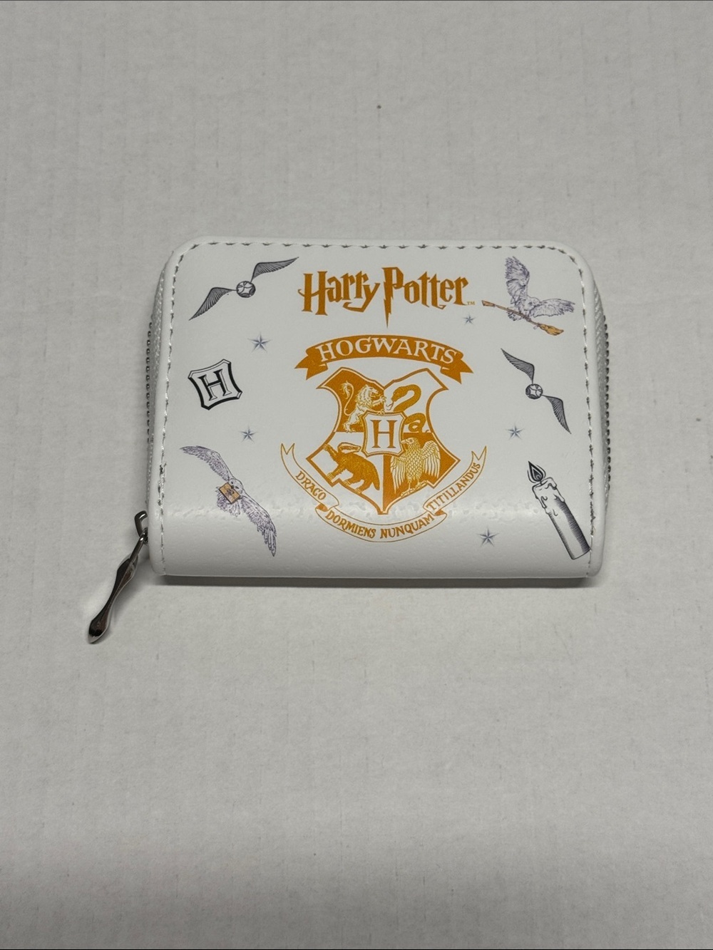Harry Potter White Hogwarts Crest Zip Wallet with Gold Emblem NWT